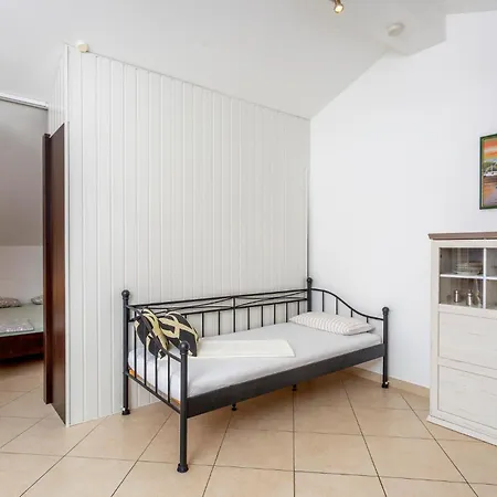 1 Bedroom Gorgeous In Apartament Crikvenica